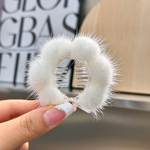 Simple and cute mink ball hair tail clip with a temperament of plush hair clip. The back of the head has less hair volume, and the plush ball grip clip is fixed