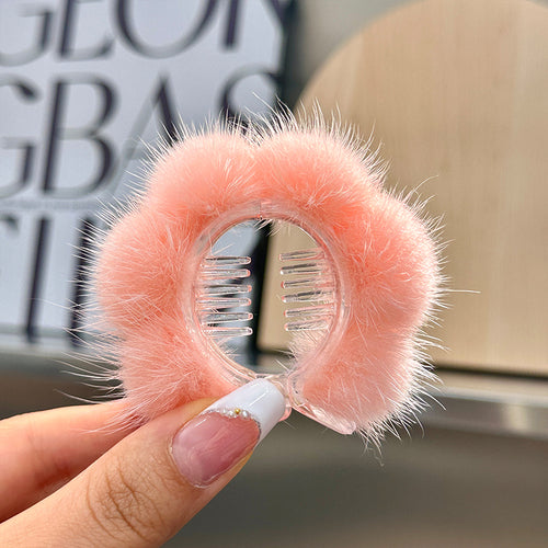 Simple and cute mink ball hair tail clip with a temperament of plush hair clip. The back of the head has less hair volume, and the plush ball grip clip is fixed